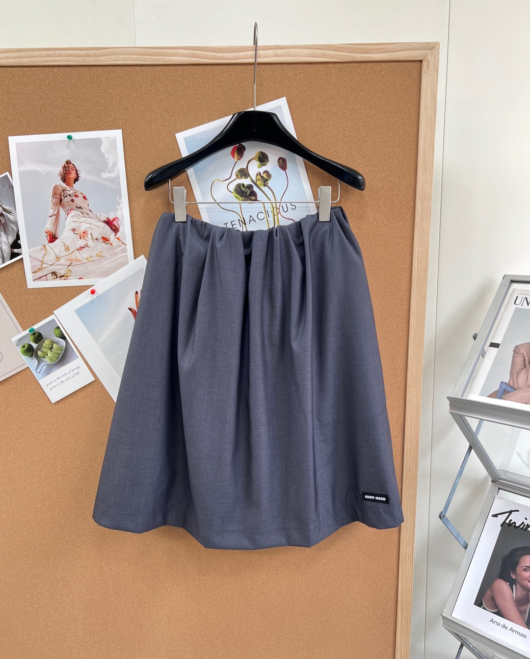 🆕MiuMiu深灰弹力腰半裙，轻薄面料，穿着舒适又显高级。中长款+弹力腰，贴合身形，活动自如~裙身黑标l