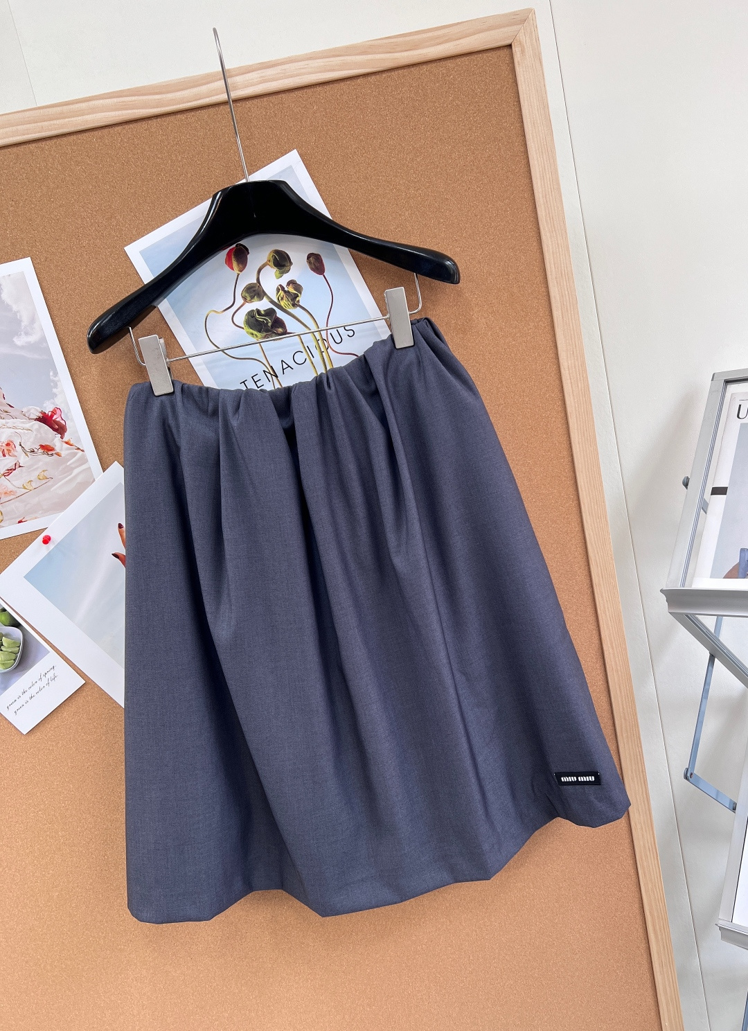 🆕MiuMiu深灰弹力腰半裙，轻薄面料，穿着舒适又显高级。中长款+弹力腰，贴合身形，活动自如~裙身黑标l