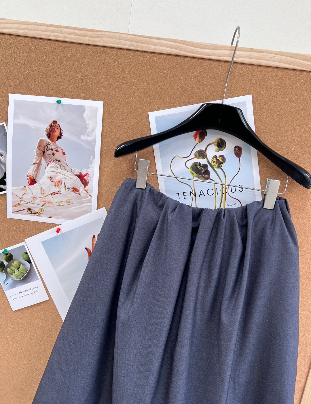 🆕MiuMiu深灰弹力腰半裙，轻薄面料，穿着舒适又显高级。中长款+弹力腰，贴合身形，活动自如~裙身黑标l