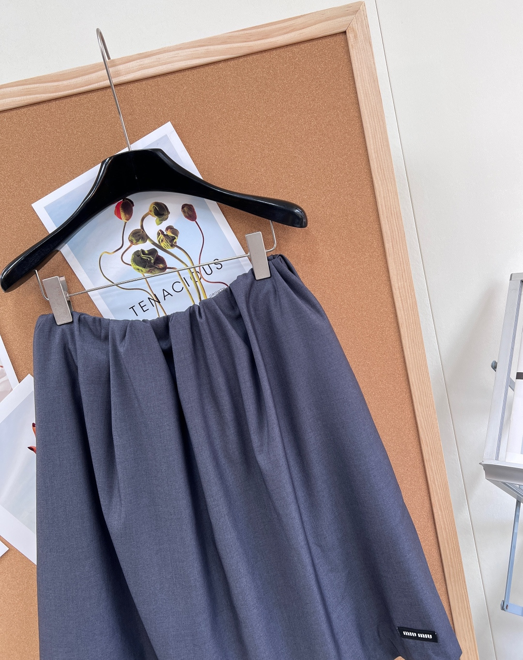 🆕MiuMiu深灰弹力腰半裙，轻薄面料，穿着舒适又显高级。中长款+弹力腰，贴合身形，活动自如~裙身黑标l