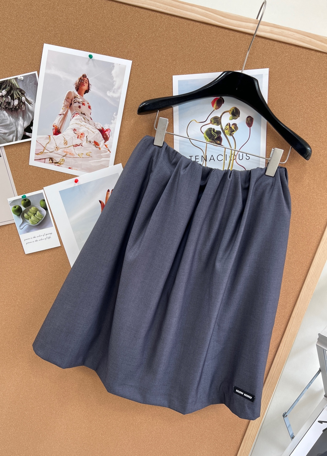 🆕MiuMiu深灰弹力腰半裙，轻薄面料，穿着舒适又显高级。中长款+弹力腰，贴合身形，活动自如~裙身黑标l