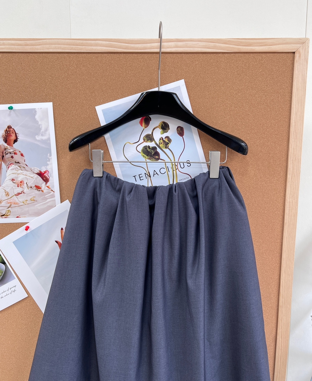 🆕MiuMiu深灰弹力腰半裙，轻薄面料，穿着舒适又显高级。中长款+弹力腰，贴合身形，活动自如~裙身黑标l