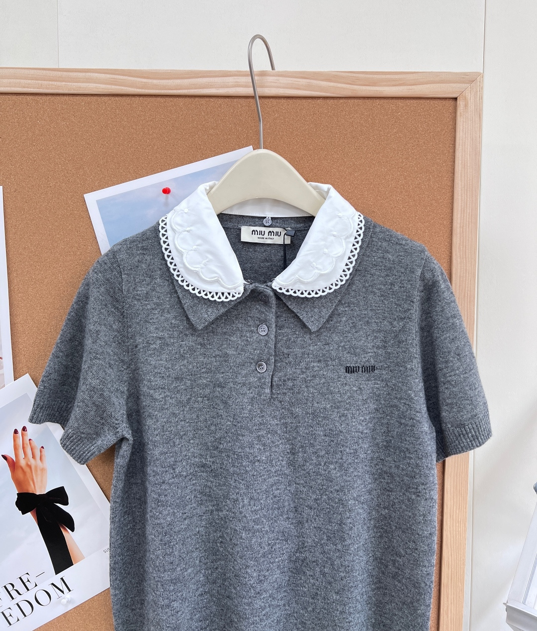 🆕Miu Miu 新品羊毛娃娃领针织衫，甜而不腻的学院风单品，是打造少女感的绝佳选择！ 细节亮点- 软糯