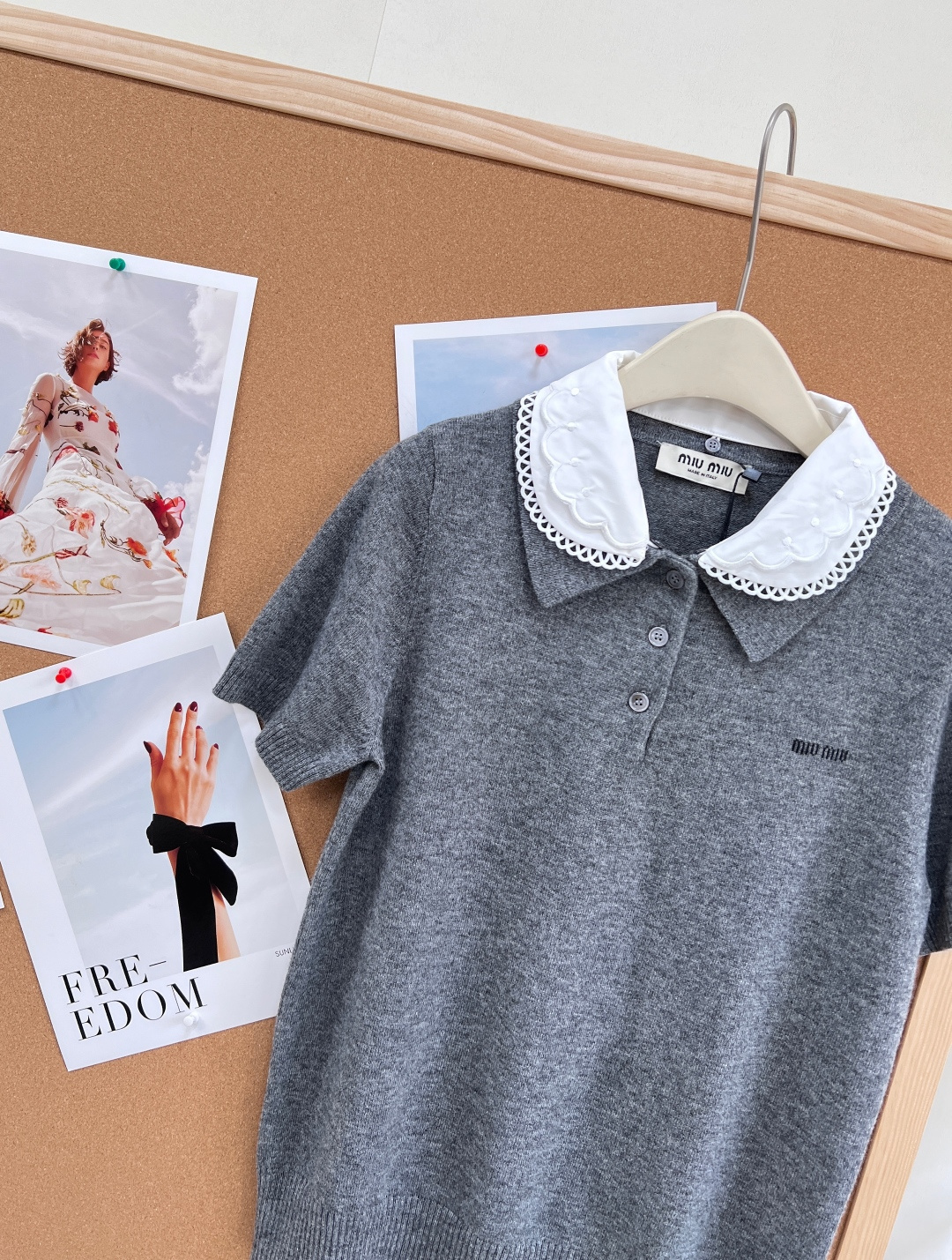 🆕Miu Miu 新品羊毛娃娃领针织衫，甜而不腻的学院风单品，是打造少女感的绝佳选择！ 细节亮点- 软糯