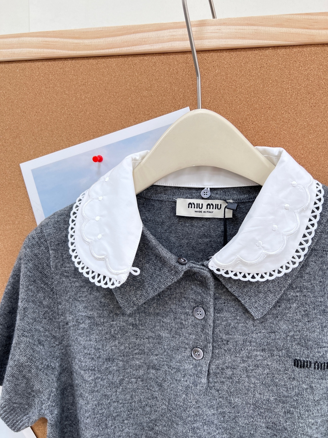 🆕Miu Miu 新品羊毛娃娃领针织衫，甜而不腻的学院风单品，是打造少女感的绝佳选择！ 细节亮点- 软糯