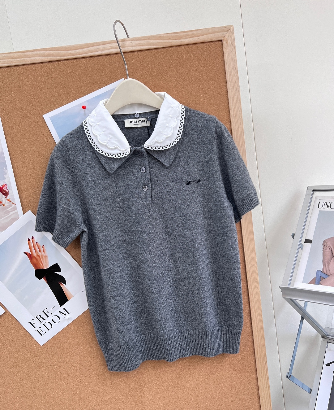 🆕Miu Miu 新品羊毛娃娃领针织衫，甜而不腻的学院风单品，是打造少女感的绝佳选择！ 细节亮点- 软糯