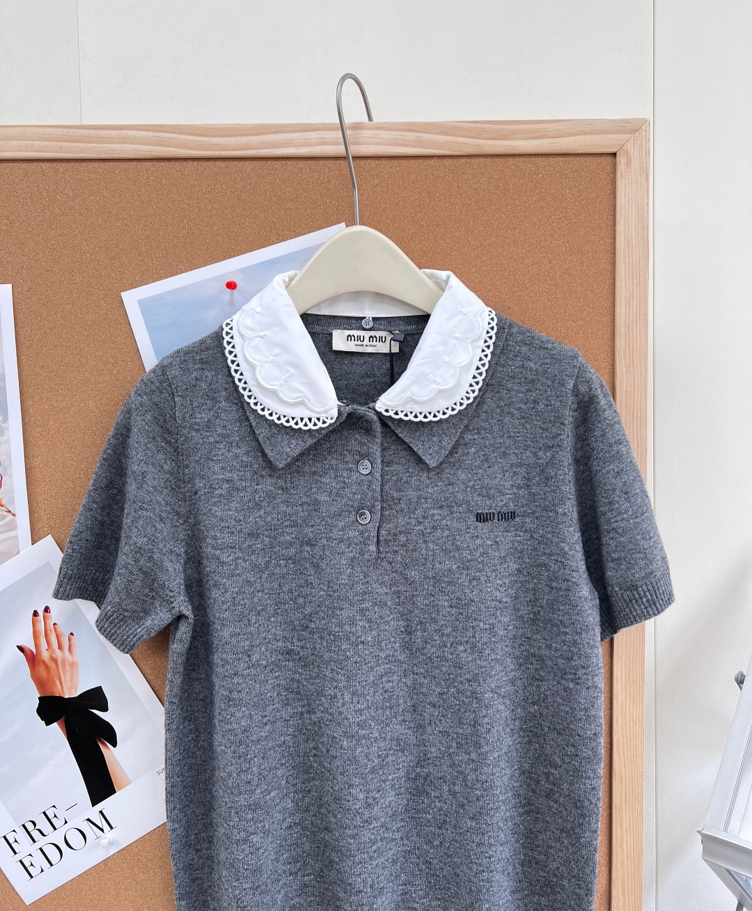 🆕Miu Miu 新品羊毛娃娃领针织衫，甜而不腻的学院风单品，是打造少女感的绝佳选择！ 细节亮点- 软糯