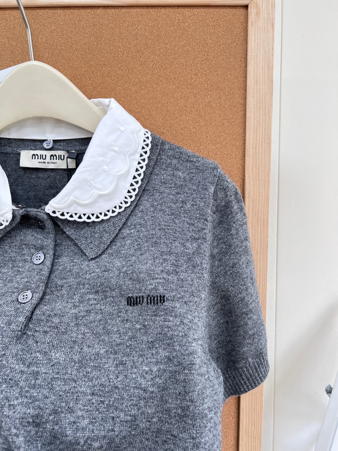 🆕Miu Miu 新品羊毛娃娃领针织衫，甜而不腻的学院风单品，是打造少女感的绝佳选择！ 细节亮点- 软糯
