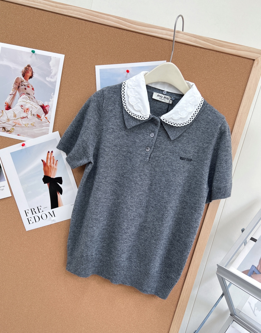 🆕Miu Miu 新品羊毛娃娃领针织衫，甜而不腻的学院风单品，是打造少女感的绝佳选择！ 细节亮点- 软糯