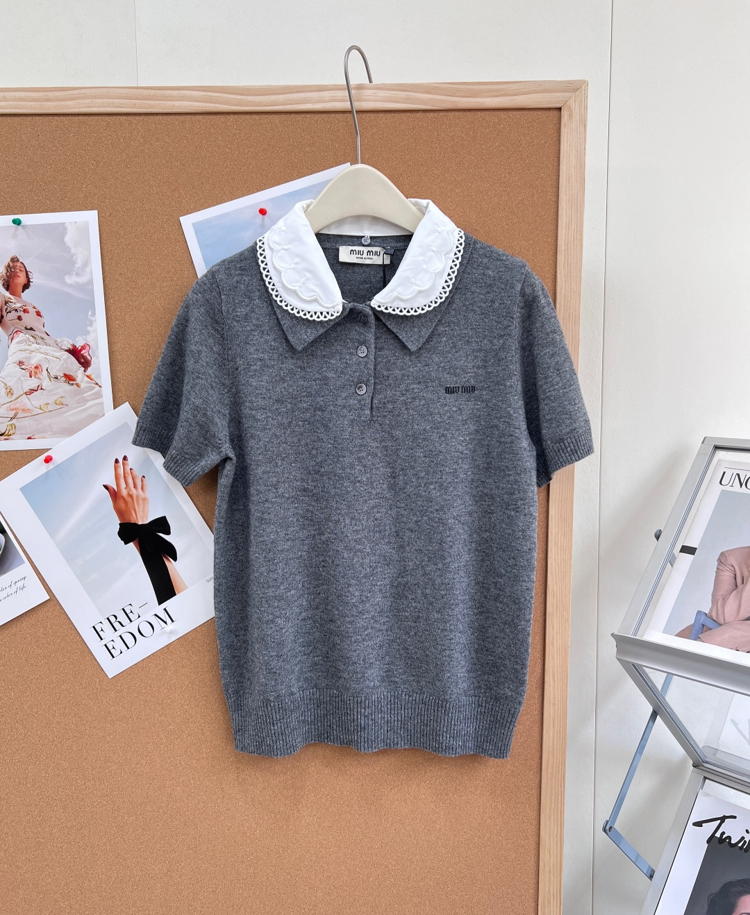 🆕Miu Miu 新品羊毛娃娃领针织衫，甜而不腻的学院风单品，是打造少女感的绝佳选择！ 细节亮点- 软糯