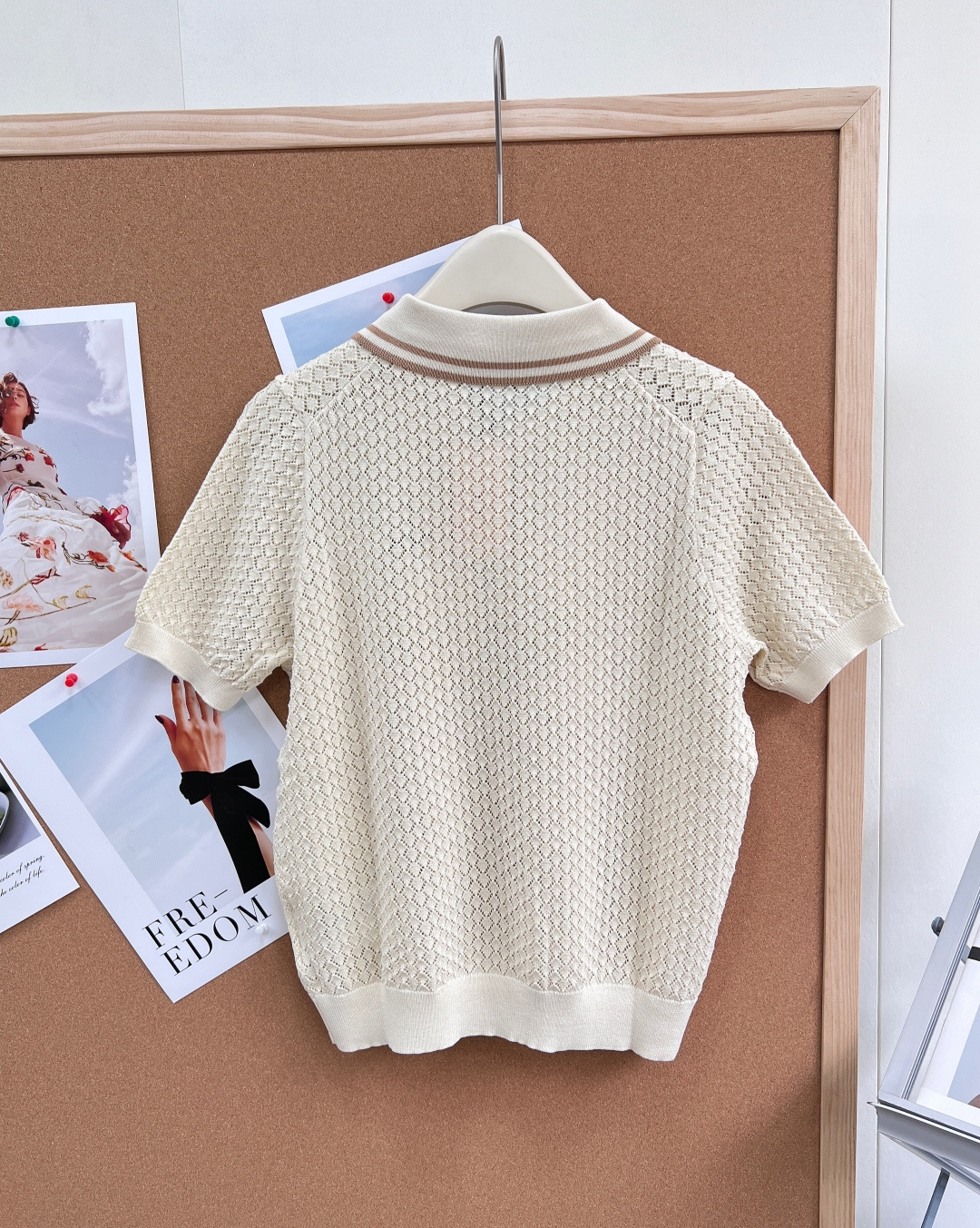 🆕MIU MIU缪缪字母钩花镂空针织 Polo 短袖～新出的这件镂空针织 Polo 短袖上衣，简直是春夏