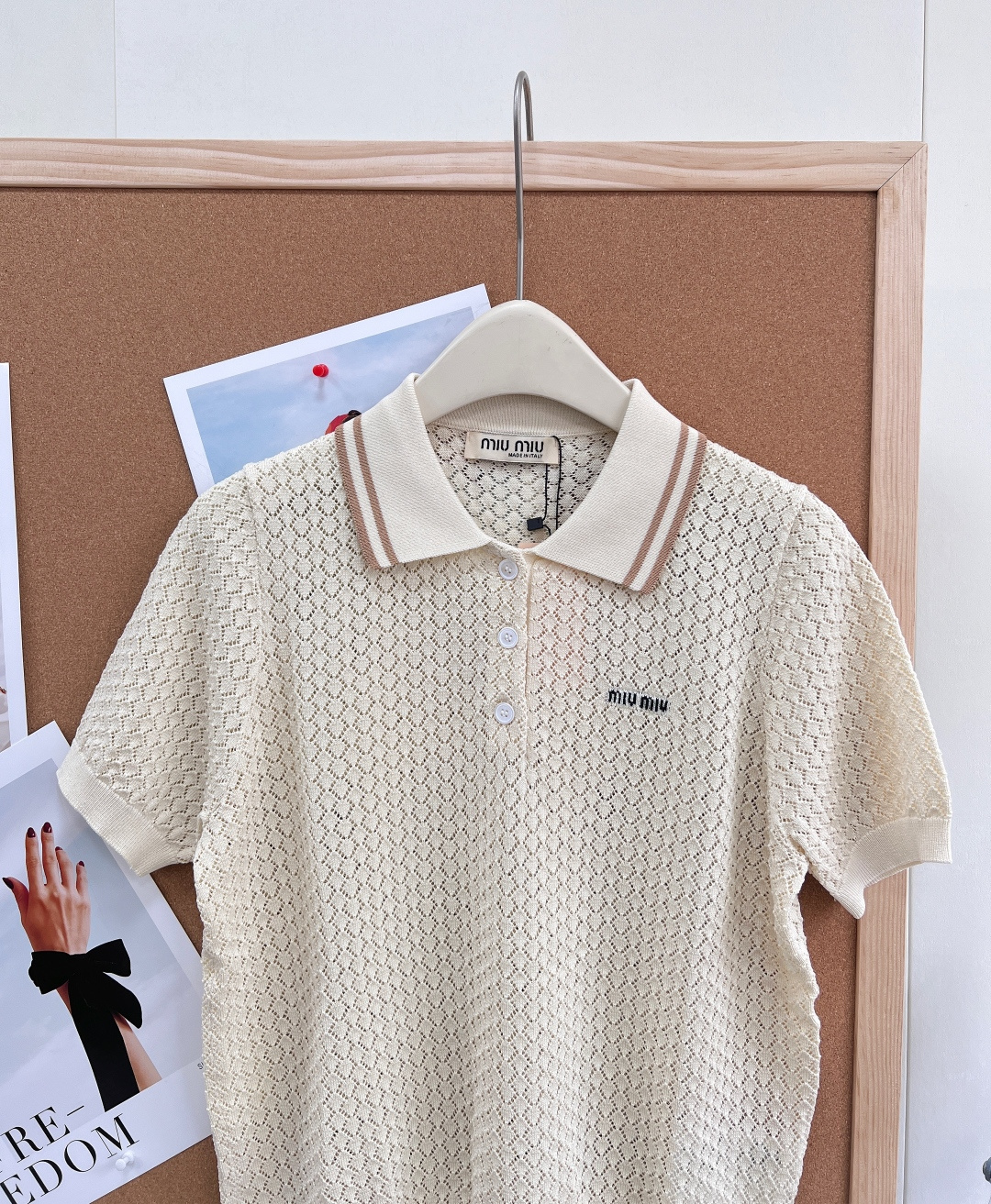 🆕MIU MIU缪缪字母钩花镂空针织 Polo 短袖～新出的这件镂空针织 Polo 短袖上衣，简直是春夏