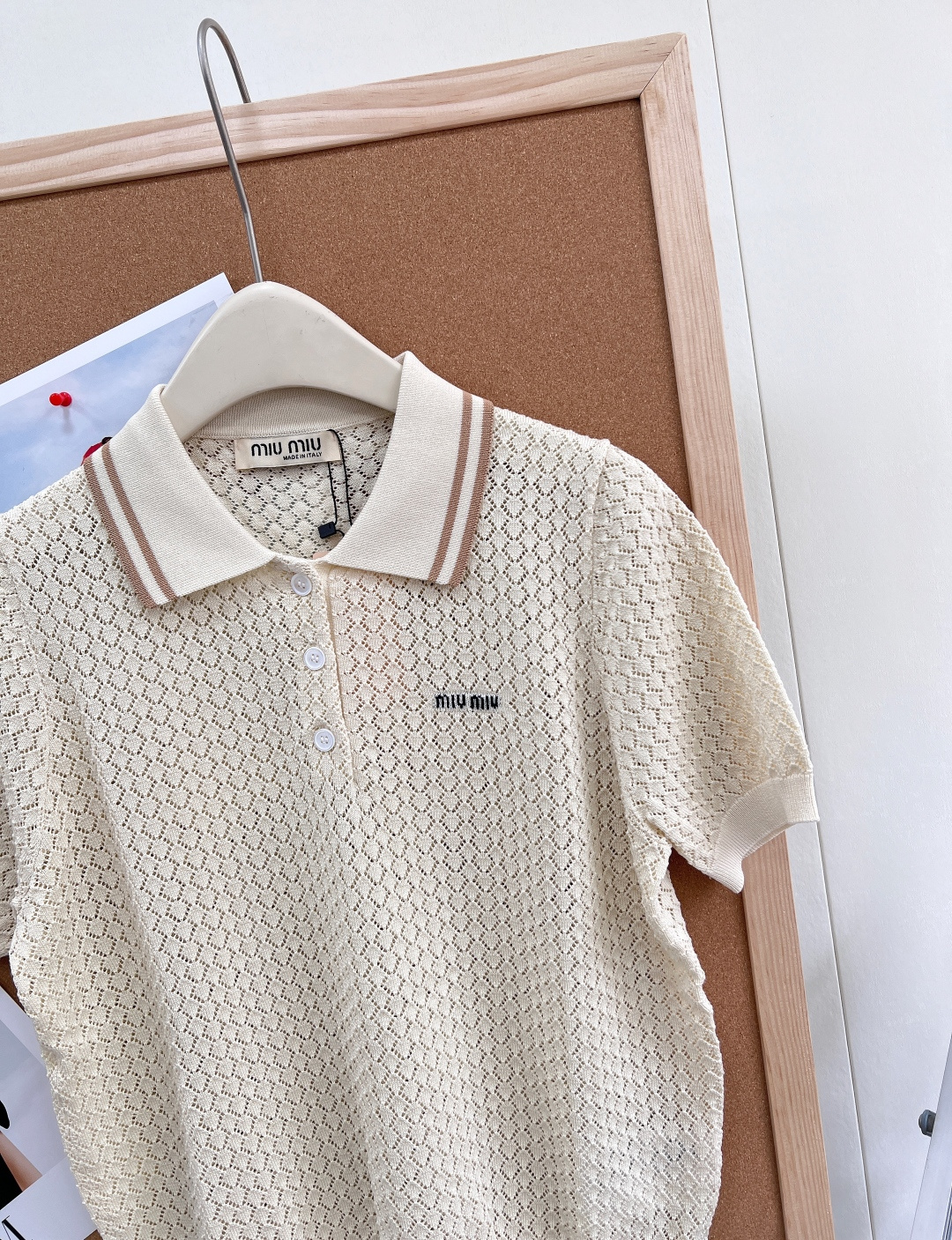 🆕MIU MIU缪缪字母钩花镂空针织 Polo 短袖～新出的这件镂空针织 Polo 短袖上衣，简直是春夏