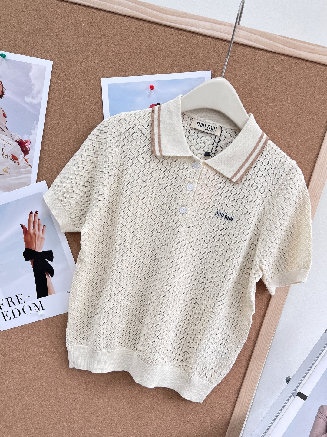 🆕MIU MIU缪缪字母钩花镂空针织 Polo 短袖～新出的这件镂空针织 Polo 短袖上衣，简直是春夏