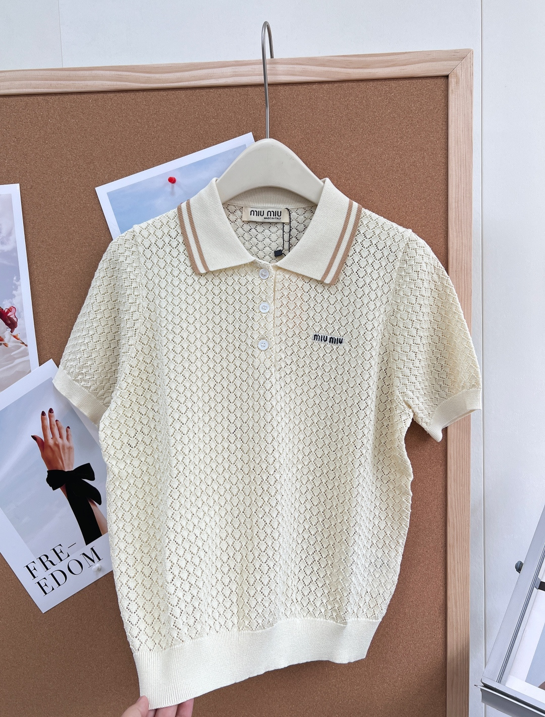 🆕MIU MIU缪缪字母钩花镂空针织 Polo 短袖～新出的这件镂空针织 Polo 短袖上衣，简直是春夏
