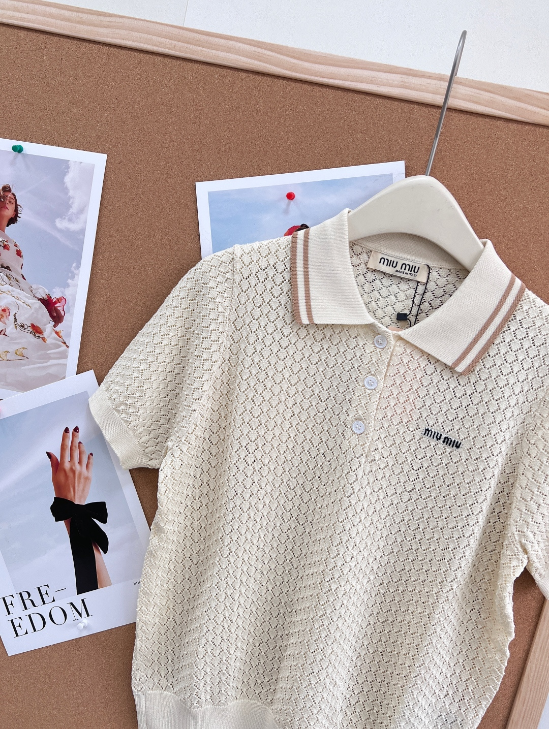 🆕MIU MIU缪缪字母钩花镂空针织 Polo 短袖～新出的这件镂空针织 Polo 短袖上衣，简直是春夏