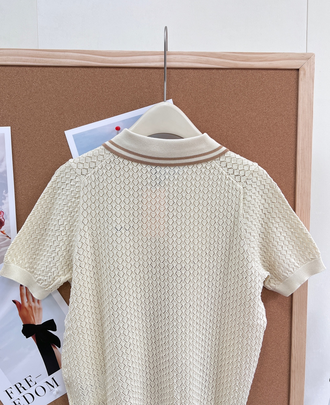 🆕MIU MIU缪缪字母钩花镂空针织 Polo 短袖～新出的这件镂空针织 Polo 短袖上衣，简直是春夏