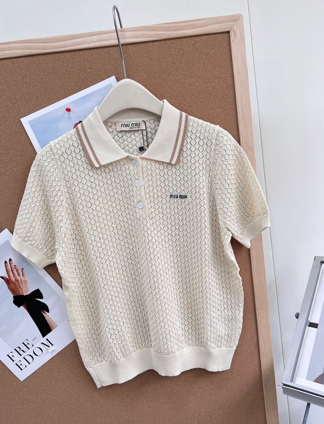 🆕MIU MIU缪缪字母钩花镂空针织 Polo 短袖～新出的这件镂空针织 Polo 短袖上衣，简直是春夏