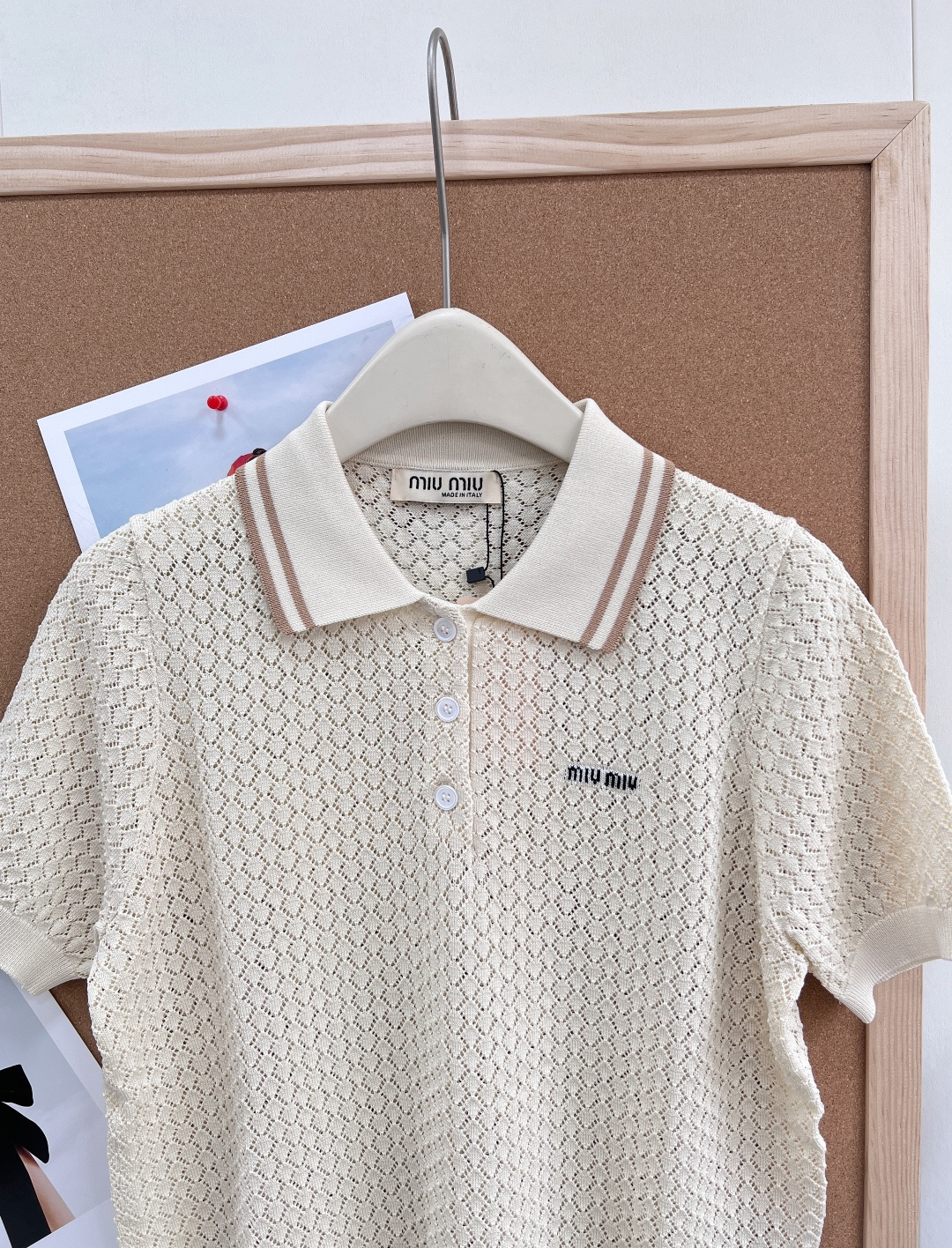 🆕MIU MIU缪缪字母钩花镂空针织 Polo 短袖～新出的这件镂空针织 Polo 短袖上衣，简直是春夏