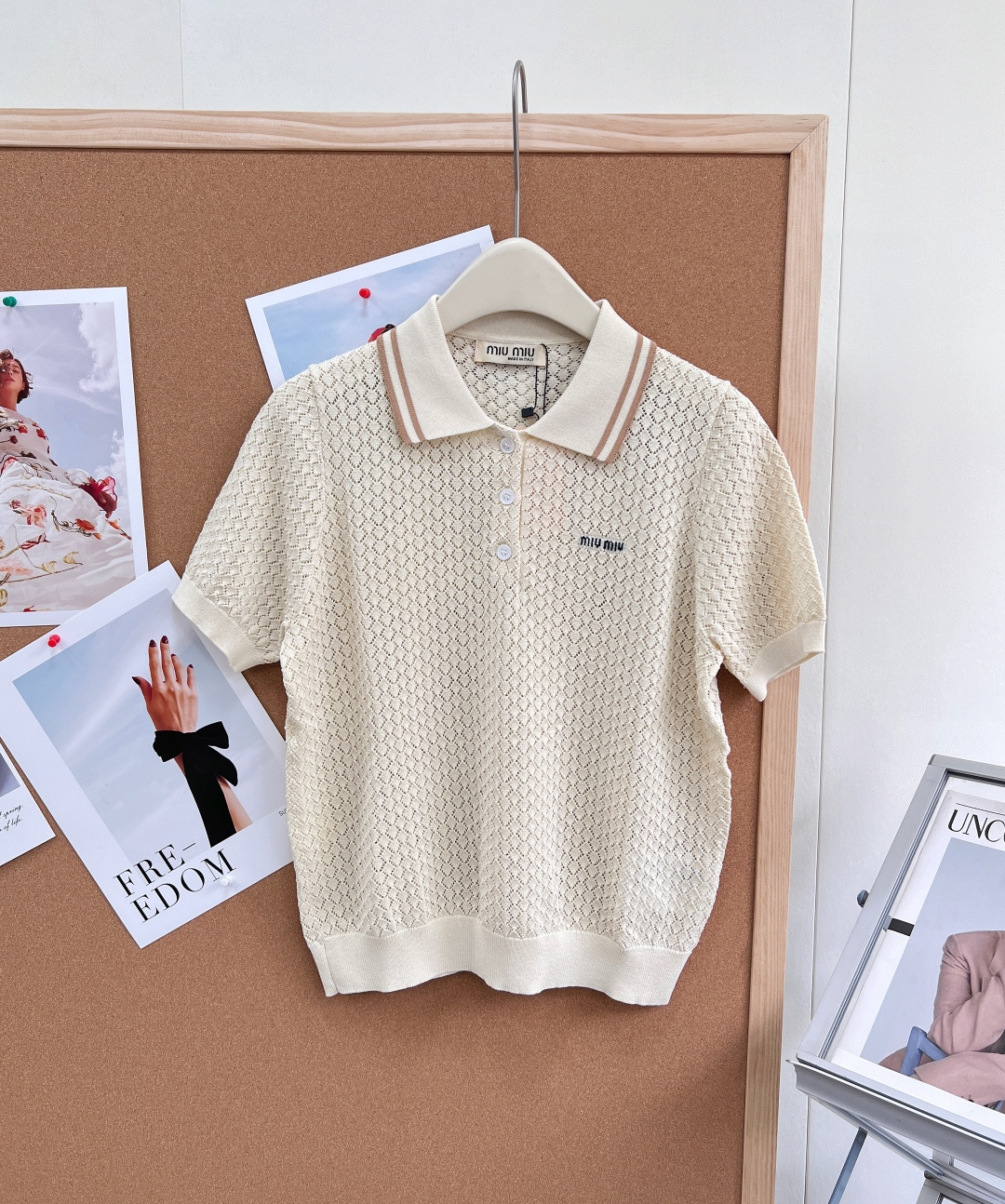 🆕MIU MIU缪缪字母钩花镂空针织 Polo 短袖～新出的这件镂空针织 Polo 短袖上衣，简直是春夏