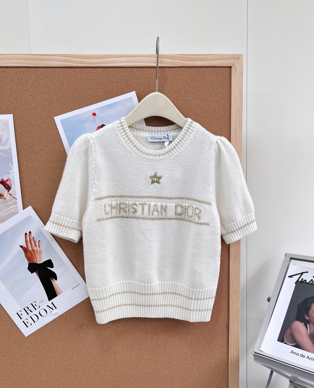 NO:793592,DIOR's new classic five-pointed star embroidered letter logo knitted short-sleeves, a classic hit!  The most representative classic style that will never go out of style~ Carefully crafted from wool and cashmere blended knitted yarn, the upper body is crisp and stylish. It feels soft to the touch after special hand washing, and it will not be heavy when pinched~ The iconic letters and recognizable five-pointed star on the chest add to the design style. The ribbed details on the neckline and hem are more refined, clean and high-end, and it is very fashionable to wear casually.  It combines elegance and modern style, and is perfectly suitable for the daily wear of a wealthy daughter. It is super classy!  It gives people a casual yet tasteful look, complete with three labels, large quantities shipped, size, SML code, dior, T-shirt,19860909DIOR新款经典五角星刺绣字母logo针织短袖, 经典大爆款！最具有代表性的经典款,永不过时～ 采用羊毛和羊绒混纺针织纱线精心制作,上身挺括有型,经特特殊洗手后手感轻柔,捏起来不会很厚重的触感～ 胸前标志性字母与辨识度五角星更显设计风范 领口,下摆罗纹细节更显精致,干净高级,随便搭就很时髦 结合了优雅气质与现代风格,妥妥适配富家千金的日常穿搭,超有质感！给人一种随意搭配却很有品味的,三标齐全,大货出 尺码sml 编码,,dior,T-shirt,,Women's clothing