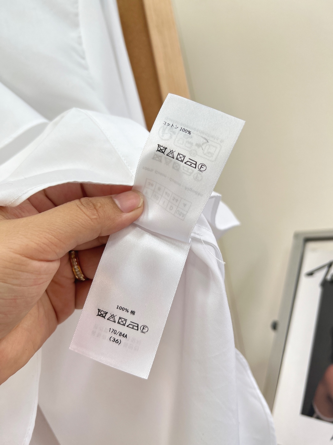 🆕 DIOR 荷叶边不规则设计小蜜蜂刺绣立领白色衬衫一件时髦精不可抗拒的衬衫，无论什么年龄什么气质的人都
