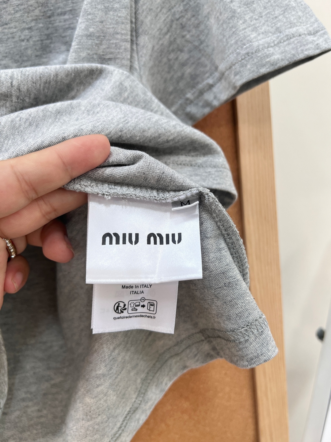 🆕 MIU MIU 胸前刺绣贴布短袖T恤正肩设计超级显瘦 纯纯百搭款！非常高级的灰色 随性舒适就很美～ 