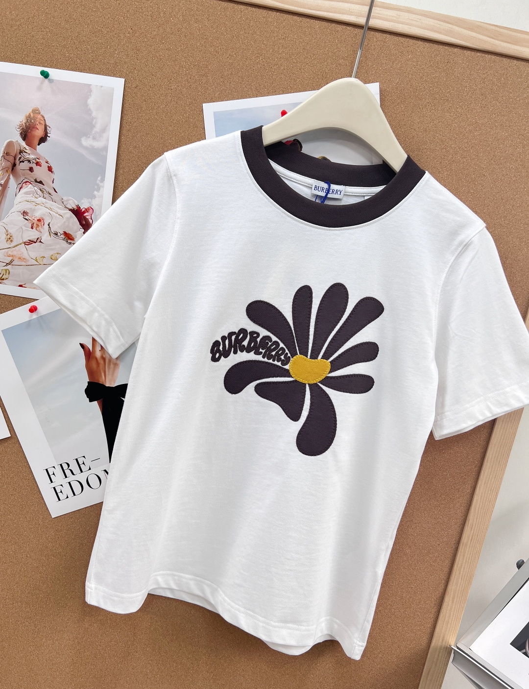 🆕BURBERRY巴宝莉菊花刺绣拼接短袖｜春日元气之选🌼经典英伦风与治愈感的完美碰撞。- 撞色圆领设计白