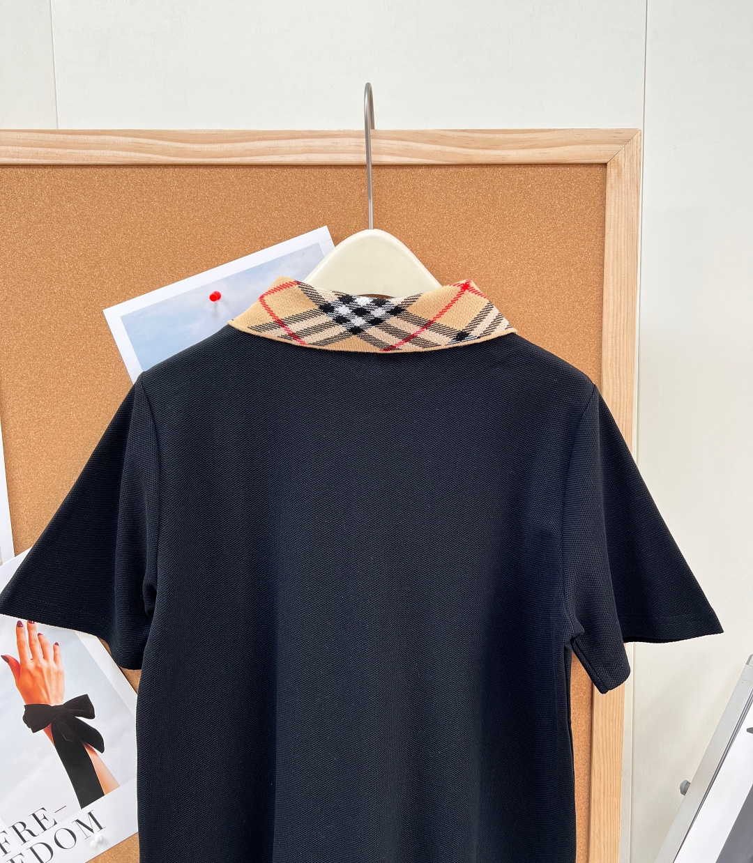 🆕BURBERRY新款巴宝莉格纹翻领Polo衫短袖介这款Polo衫是Burberry标志性的经典英伦风单