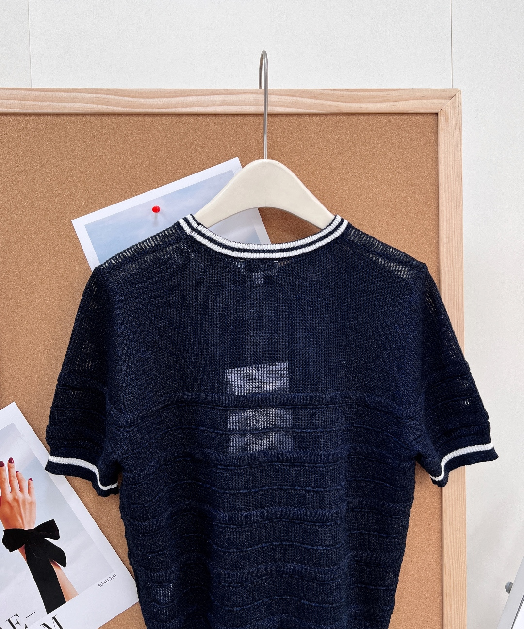 🆕Chanel 26新款针织圆领短袖 ，- 撞色罗纹边：圆领与袖口采用黑白撞色罗纹设计，线条干净利落，修