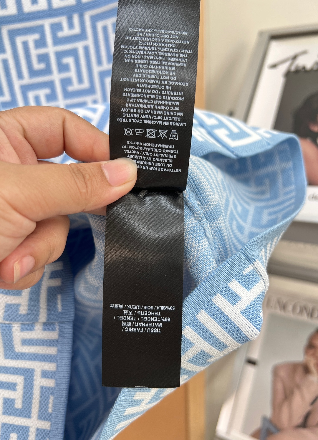 🆕Balmain 金扣吊带针织包臀连衣裙 ,这件连衣裙完美承袭了巴尔曼(Balmain)的标志性基因,将 🆕Balmain 金扣吊带针织包臀连衣裙 ,这件连衣裙完美承袭了巴尔曼(Balmain)的标志性基因,将