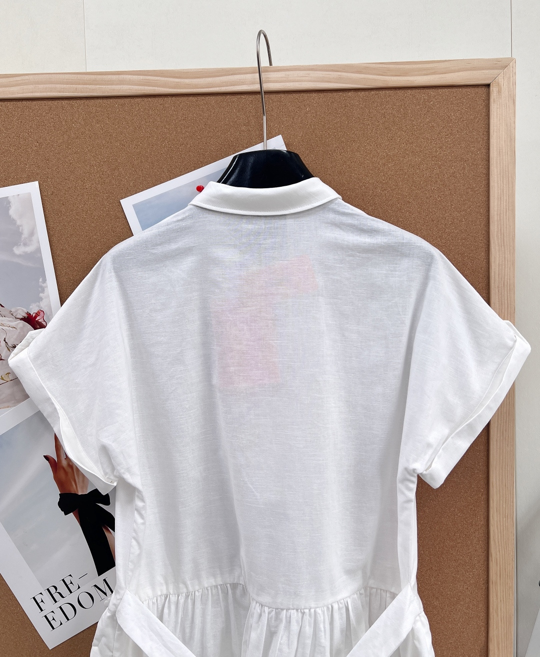 🆕Miu Miu 26Ss春夏新款 徽标棉麻衬衫连衣裙。透气棉麻混纺 × 工装风大口袋 × 收腰系带设计