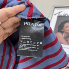🆕PRADA 口袋字母贴片撞色条纹短袖T恤元气满满的撞色条纹,轻松拿捏又甜又酷的街头美学,洒脱又自如,不 🆕PRADA 口袋字母贴片撞色条纹短袖T恤元气满满的撞色条纹,轻松拿捏又甜又酷的街头美学,洒脱又自如,不