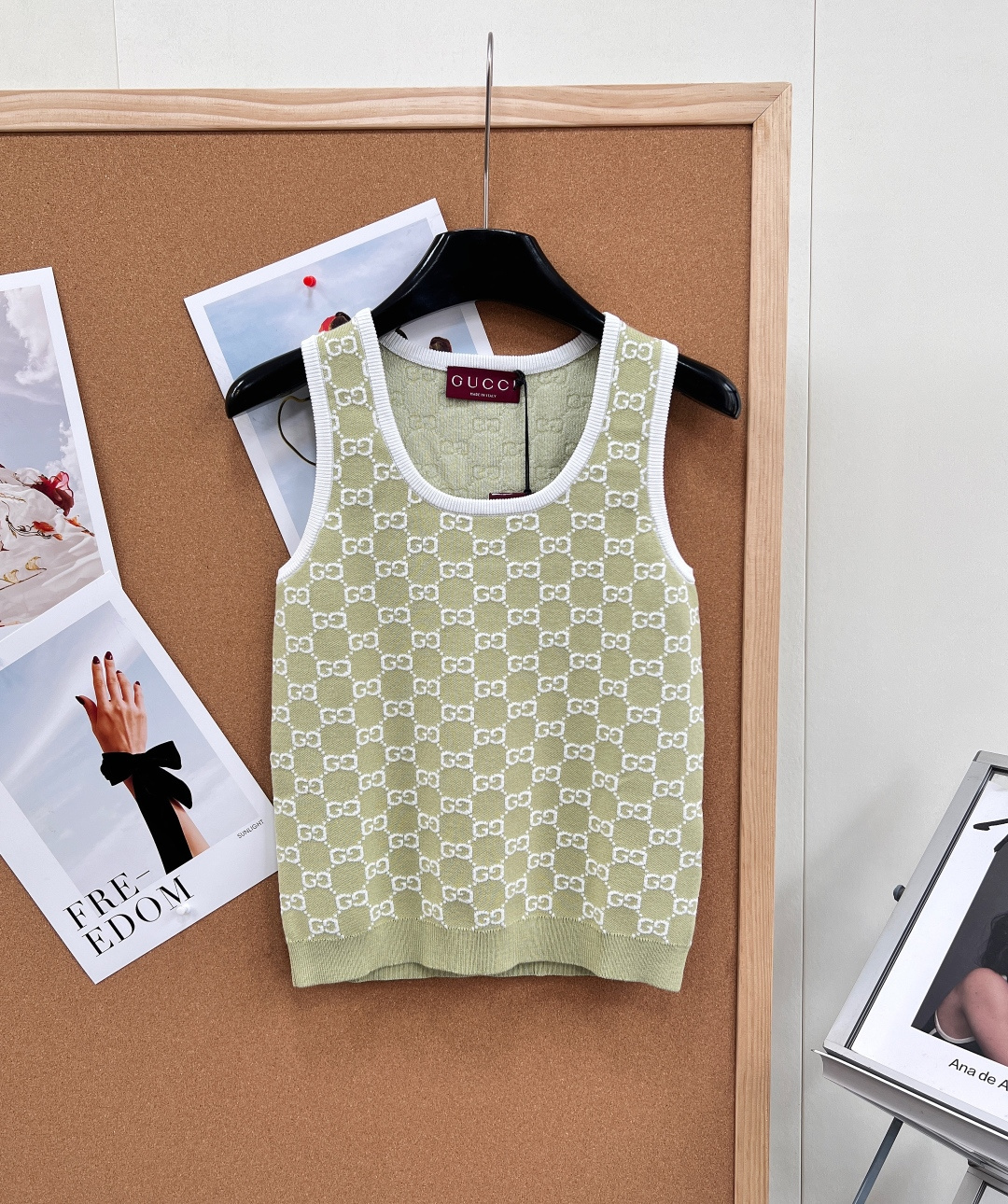 NO:796550,Gucci26's new Double G jacquard knitted vest, classic GG all-over jacquard | Contrast color round neck | Versatile and practical, - Classic GG all-over jacquard with iconic presbyopia print, full of recognition, with high-end texture. - Contrast color round neck design, simple round neck with white binding, neat and exquisite, modifying the neck line. - Fine wool and cashmere blended knitted fabric is soft and skin-friendly, breathable and comfortable, easy to wear in spring and summer. -  The neat silhouette is not flattering on the body shape, slimming and versatile, and looks great when worn alone or layered. - The burgundy red is retro and rich, full of aura, showing whiteness and elegance. - The avocado green is fresh and gentle, energetic and age-reducing, and has a spring and summer atmosphere. Complete with three standards, two colors are outstanding!  size sml code,,gucci,19860909Gucci26新款双G提花针织背心,经典GG满印提花｜撞色圆领｜百搭实穿, - 经典GG满印提花标志性老花满印,辨识度拉满,自带高级质感. - 撞色圆领设计简约圆领搭配白色包边,利落精致,修饰颈部线条. - 细密羊毛羊绒混纺针织面料柔软亲肤,透气舒适,春夏穿着无负担. - 利落版型不挑身形,显瘦百搭,单穿叠穿都出彩. - 酒红色复古浓郁,气场十足,显白提气质. - 牛油果绿清新温柔,元气减龄,自带春夏氛围感.三标齐全,两色出！ 尺码sml 编码,,gucci,,Women's clothing