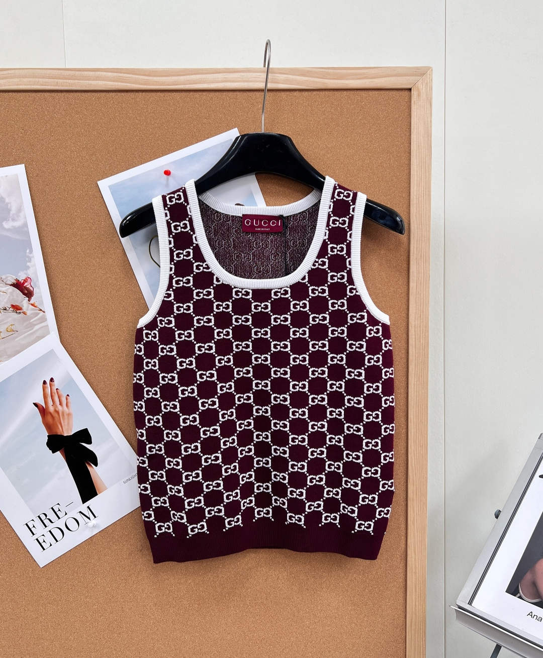 NO:796547,Gucci26's new Double G jacquard knitted vest, classic GG all-over jacquard | Contrast color round neck | Versatile and practical, - Classic GG all-over jacquard with iconic presbyopia print, full of recognition, with high-end texture. - Contrast color round neck design, simple round neck with white binding, neat and exquisite, modifying the neck line. - Fine wool and cashmere blended knitted fabric is soft and skin-friendly, breathable and comfortable, easy to wear in spring and summer. -  The neat silhouette is not flattering on the body shape, slimming and versatile, and looks great when worn alone or layered. - The burgundy red is retro and rich, full of aura, showing whiteness and elegance. - The avocado green is fresh and gentle, energetic and age-reducing, and has a spring and summer atmosphere. Complete with three standards, two colors are outstanding!  Size sml,,gucci,19860909Gucci26新款双G提花针织背心,经典GG满印提花｜撞色圆领｜百搭实穿, - 经典GG满印提花标志性老花满印,辨识度拉满,自带高级质感. - 撞色圆领设计简约圆领搭配白色包边,利落精致,修饰颈部线条. - 细密羊毛羊绒混纺针织面料柔软亲肤,透气舒适,春夏穿着无负担. - 利落版型不挑身形,显瘦百搭,单穿叠穿都出彩. - 酒红色复古浓郁,气场十足,显白提气质. - 牛油果绿清新温柔,元气减龄,自带春夏氛围感.三标齐全,两色出！ 尺码sml 编,,gucci,,Women's clothing