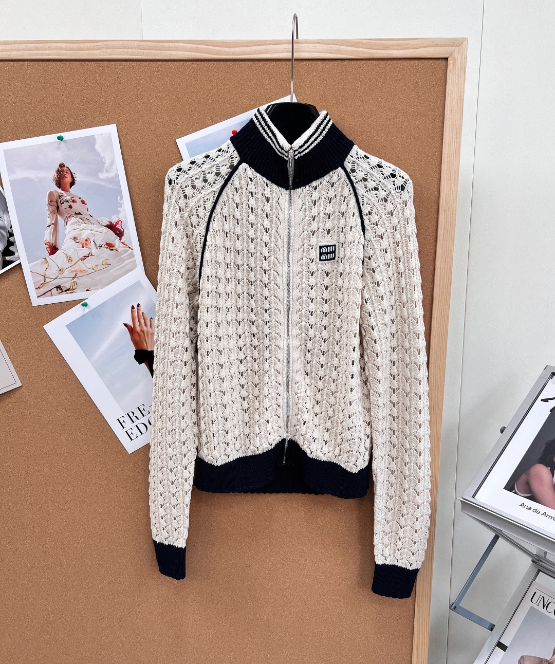 NO:797031,MIUMIU's new knitted zipper jacket + skirt suit. 26SS early spring new style is available!  Lace knitting technology adds a feminine elegance to this Oversize style zipper cardigan. It is made with original customized yarn, presenting a unique appearance and structured texture, showing the subtle balance of proportions and bold style contrast. The drawstring design of the skirt fits the body better and the logo on the side echoes the jacket. Complete with three labels, large quantity!  Size sml jacket braid,,miumiu,versace,skirts,jackets & coats,19860909MIUMIU新款针织拉链外套+半裙套装.26SS早春新款上新！蕾丝针织工艺为这款Oversize风格拉链开衫增添女性优雅气息,采用原版定制的纱线制作,呈现独特外观和结构化质感,展现比例的微妙平衡与大胆风格对比,半裙抽绳设计更贴合身形侧边logo呼应外套.三标齐全,大货出！ 尺码sml 外套编,,miumiu,versace,skirts,jackets & coats,,Women's clothing