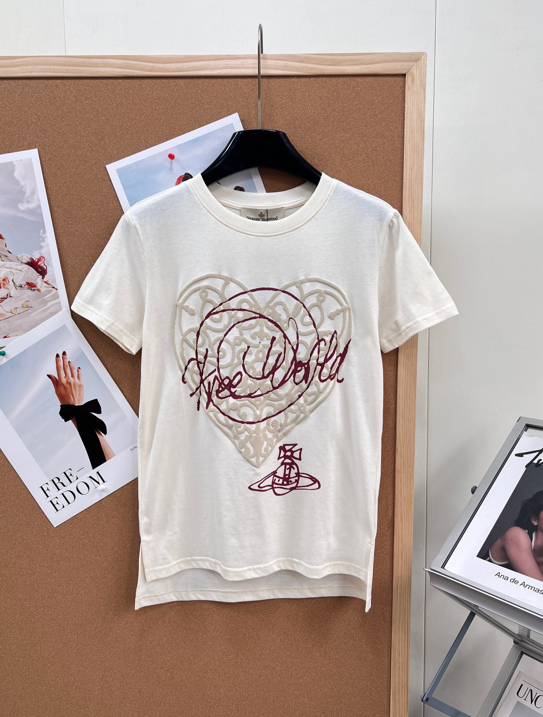 NO:797650,Vivienne Westwood Queen Mother's Love Foam Printed Shoulder T-shirt. The Queen Mother's wave is really crazy!  Welding punk romance and high-end texture to this T-shirt - Double-layer three-dimensional printing of retro lace love shading + handwritten graffiti fonts, superimposed foaming process, the concave and convex texture that can be touched is more textured than ordinary printing, and the details are directly ecstatic - The iconic Saturn logo is the finishing touch, which makes the brand recognizable, low-key and noble - The navy blue and white print is cool for commuting, and is versatile for daily use - The cream red print is gentle and white, full of sweetness and coolness, and catches the eye at first glance  -Fengshen version, a slimming model that doesn't pick on your figure. It is different from ordinary loose T-shirts. It has a right-shoulder and waist-cut cut, which perfectly modifies the shoulder line. It can save both slippery and wide shoulders. -The short front and long back design optimizes body proportions, makes the body taller and longer, and can also cleverly cover the waist and abdomen. -It is slim but not tight, fits the body shape without any sense of restraint, and is very stylish when worn alone or layered. -  High-weight pure cotton fabric, soft and skin-friendly, breathable, not sweaty, and does not deform after long-term wear - neat routing, fine workmanship, the Queen Mother's sense of quality directly fills you, you can wear it with your eyes closed without stepping on the thunder, Queen Mother's T-shirts are always there with your eyes closed!  This piece is full of design, shape and texture. It is worth keeping for yourself or collecting. It is suitable for layering in early autumn and wearing alone in summer. It is a fashionable style!  Three standards are complete, two colors are outstanding!  Size sml code,,tees,t-shirt,19860909Vivienne Westwood 西太后爱心发泡印花正肩T恤.西太后这波真的杀疯了！把朋克浪漫和高级质感焊在这件T恤上了 - 双层立体印花复古蕾丝爱心底纹+手写涂鸦字体,叠加发泡工艺,摸得到的凹凸肌理,比普通印花更有质感,细节控直接狂喜 - 标志性土星logo点睛,品牌辨识度拉满,低调又显贵 - 藏青白印酷飒通勤,日常百搭不挑人 - 奶油红印温柔显白,甜酷感拉满,一眼抓眼球 -封神版型,不挑身材的显瘦神款,区别于普通宽松大T,正肩收腰剪裁,完美修饰肩线,溜肩、宽肩都能救 - 前短后长设计,优化身材比例,显高显腿长,还能巧妙遮住腰腹肉肉 - 修身不紧绷,贴合身形却无束缚感,单穿、叠穿都超有范儿 - 高克重纯棉面料,软糯亲肤,透气不闷汗,久穿不变形 - 走线工整,做工精细,西太后的品质感直接拉满,闭眼入不踩雷, 西太后的T恤从来都是闭眼冲的存在！这件把设计、版型、质感全拉满,不管是自留还是收藏都超值得,早秋叠穿、夏天单穿都适配,时髦精直接锁死！三标齐全,两色出！ 尺码sml 编码,,tees，t-shirt,,Women's clothing