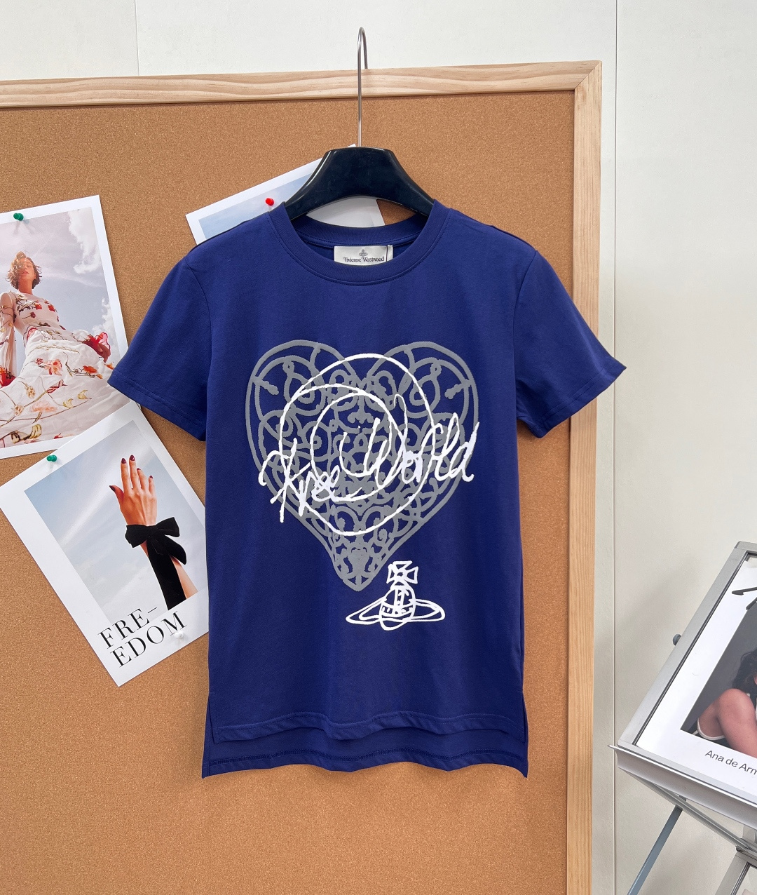 NO:797644,Vivienne Westwood Queen Mother's Love Foam Printed Shoulder T-shirt. The Queen Mother's wave is really crazy!  Welding punk romance and high-end texture to this T-shirt - Double-layer three-dimensional printing of retro lace love shading + handwritten graffiti fonts, superimposed foaming process, the concave and convex texture that can be touched is more textured than ordinary printing, and the details are directly ecstatic - The iconic Saturn logo is the finishing touch, which makes the brand recognizable, low-key and noble - The navy blue and white print is cool for commuting, and is versatile for daily use - The cream red print is gentle and white, full of sweetness and coolness, and catches the eye at first glance  -Fengshen version, a slimming model that doesn't pick on your figure. It is different from ordinary loose T-shirts. It has a right-shoulder and waist-cut cut, which perfectly modifies the shoulder line. It can save both slippery and wide shoulders. -The short front and long back design optimizes body proportions, makes the body taller and longer, and can also cleverly cover the waist and abdomen. -It is slim but not tight, fits the body shape without any sense of restraint, and is very stylish when worn alone or layered. -  High-weight pure cotton fabric, soft and skin-friendly, breathable, not sweaty, and does not deform after long-term wear - neat routing, fine workmanship, the Queen Mother's sense of quality directly fills you, you can wear it with your eyes closed without stepping on the thunder, Queen Mother's T-shirts are always there with your eyes closed!  This piece is full of design, shape and texture. It is worth keeping for yourself or collecting. It is suitable for layering in early autumn and wearing alone in summer. It is a fashionable style!  Three standards are complete, two colors are outstanding!  Size sml code,,tees,t-shirt,19860909Vivienne Westwood 西太后爱心发泡印花正肩T恤.西太后这波真的杀疯了！把朋克浪漫和高级质感焊在这件T恤上了 - 双层立体印花复古蕾丝爱心底纹+手写涂鸦字体,叠加发泡工艺,摸得到的凹凸肌理,比普通印花更有质感,细节控直接狂喜 - 标志性土星logo点睛,品牌辨识度拉满,低调又显贵 - 藏青白印酷飒通勤,日常百搭不挑人 - 奶油红印温柔显白,甜酷感拉满,一眼抓眼球 -封神版型,不挑身材的显瘦神款,区别于普通宽松大T,正肩收腰剪裁,完美修饰肩线,溜肩、宽肩都能救 - 前短后长设计,优化身材比例,显高显腿长,还能巧妙遮住腰腹肉肉 - 修身不紧绷,贴合身形却无束缚感,单穿、叠穿都超有范儿 - 高克重纯棉面料,软糯亲肤,透气不闷汗,久穿不变形 - 走线工整,做工精细,西太后的品质感直接拉满,闭眼入不踩雷, 西太后的T恤从来都是闭眼冲的存在！这件把设计、版型、质感全拉满,不管是自留还是收藏都超值得,早秋叠穿、夏天单穿都适配,时髦精直接锁死！三标齐全,两色出！ 尺码sml 编码,,tees，t-shirt,,Women's clothing
