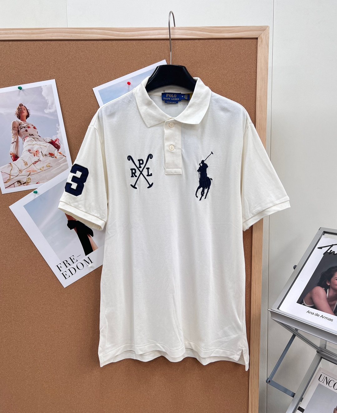 NO:797636,Ralph Lauren's new men's POLO shirt with double large logo embroidery is back!  Ralph Lauren's latest 2025 double-label men's POLO, scarce in stock, hurry up!  As Polo Ralph Lauren's most popular model of the year, this double-label Polo was sold out once it was released. With its iconic design and top-notch craftsmanship, it has become a must-have luxury product for men's summer wardrobe. 1. Double-label embroidery, visualizing the brand soul  The left and right sides of the chest are embroidered with the cross club PRL letters and the Malaysian Knight embroidery. The double-label design is juxtaposed, which is more visually impactful than the ordinary single-label model. It perfectly replicates the brand's American retro sports genes; the left arm cuff is embroidered with the number '3', which is full of details and can identify high-end status at a glance. 2. Classic POLO version, not picky about body shape.  Following the brand's classic men's fit, it is neither tight nor loose, and can easily be used in all scenarios such as commuting, leisure, and travel. It is friendly to all body types and can easily create a neat and gentlemanly look. - The milky apricot color is gentle and white, suitable for refreshing summer wear, suitable for daily commuting and vacations - Navy blue is classic and calm, suitable for both business and leisure, low-key to show taste, -  Customized mesh fabric is different from ordinary POLO fabrics. It uses customized mesh piqué cotton, which is highly breathable, skin-friendly and not sweaty. It is refreshing and comfortable to wear in summer. It is also stiff and stylish and will not easily deform after long-term wear. - Precision details, zero-defect presentation  The collar and cuffs are knitted using the same brand's knitting technology, with neat lines and firm seams. The embroidery technology is completely in line with the genuine product, the stitches are fine and full, and the pattern is three-dimensional and clear. Even if the product is in its original state (no hanging ironing, no thread trimming), it can still present a perfect texture, and the details can withstand scrutiny. The three standards are complete, and the product will be shipped in large quantities!  Sizexssml,,loro piana,19860909Ralph Lauren 新款双大标刺绣男士POLO衫 ,全网断货王回归！拉夫劳伦2025最新款双大标男士POLO,稀缺现货速抢！ 作为Polo Ralph Lauren的年度热门款,这款双大标POLO一经发售便全线售罄,凭借标志性设计与顶级工艺,成为男士夏季衣橱的刚需奢品. 1.双大标刺绣,品牌灵魂可视化 胸前左右侧分别采用交叉球杆PRL字母刺绣与大马标骑士刺绣,双标并列设计,比普通单标款更具视觉冲击力,完美复刻品牌美式复古运动基因；左臂袖口点缀数字“3”刺绣,细节感拉满,一眼识别高端身份. 2.经典POLO版型,不挑身形 沿用品牌经典男士合身版型,不紧绷不宽松,轻松驾驭通勤、休闲、出游等全场景,对各种身材都友好,轻松打造利落绅士感. - 奶杏色温柔显白,适配夏日清爽穿搭,日常通勤、度假都合适 - 藏蓝色经典沉稳,商务休闲两相宜,低调彰显品味, - 定制网眼面料区别于普通POLO面料,采用定制款网眼珠地棉,透气性拉满,亲肤不闷汗,夏季穿着清爽舒适,同时挺括有型,久穿不易变形. - 精工细节,零瑕疵呈现 领口、袖口采用品牌同厂针织工艺,走线工整,锁边牢固；刺绣工艺完全对标正品,针脚细密饱满,图案立体清晰,即使是大货原状态（无挂烫、不修线头）,也能呈现完美质感,细节经得起推敲.三标齐全,大货出！ 尺码xssml,,loro piana,,Women's clothing
