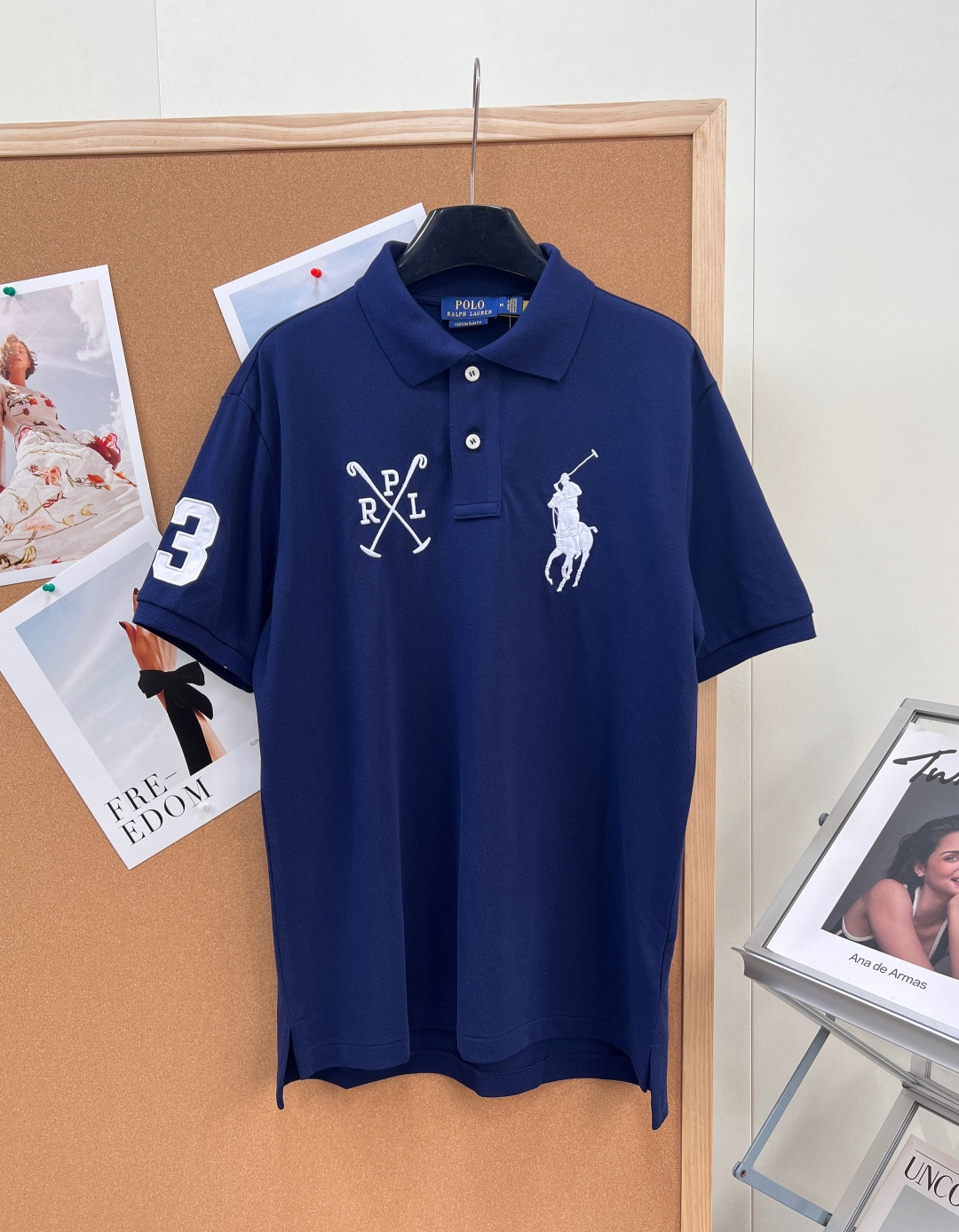 NO:797632,Ralph Lauren's new men's POLO shirt with double large logo embroidery is back!  Ralph Lauren's latest 2025 double-label men's POLO, scarce in stock, hurry up!  As Polo Ralph Lauren's most popular model of the year, this double-label Polo was sold out once it was released. With its iconic design and top-notch craftsmanship, it has become a must-have luxury product for men's summer wardrobe. 1. Double-label embroidery, visualizing the brand soul  The left and right sides of the chest are embroidered with the cross club PRL letters and the Malaysian Knight embroidery. The double-label design is juxtaposed, which is more visually impactful than the ordinary single-label model. It perfectly replicates the brand's American retro sports genes; the left arm cuff is embroidered with the number '3', which is full of details and can identify high-end status at a glance. 2. Classic POLO version, not picky about body shape.  Following the brand's classic men's fit, it is neither tight nor loose, and can easily be used in all scenarios such as commuting, leisure, and travel. It is friendly to all body types and can easily create a neat and gentlemanly look. - The milky apricot color is gentle and white, suitable for refreshing summer wear, suitable for daily commuting and vacations - Navy blue is classic and calm, suitable for both business and leisure, low-key to show taste, -  Customized mesh fabric is different from ordinary POLO fabrics. It uses customized mesh piqué cotton, which is highly breathable, skin-friendly and not sweaty. It is refreshing and comfortable to wear in summer. It is also stiff and stylish and will not easily deform after long-term wear. - Precision details, zero-defect presentation  The collar and cuffs are knitted using the same brand's knitting technology, with neat lines and firm seams. The embroidery technology is completely in line with the genuine product, the stitches are fine and full, and the pattern is three-dimensional and clear. Even if the product is in its original state (no hanging ironing, no thread trimming), it can still present a perfect texture, and the details can withstand scrutiny. The three standards are complete, and the product will be shipped in large quantities!  Sizexssml code,,loro piana,19860909Ralph Lauren 新款双大标刺绣男士POLO衫 ,全网断货王回归！拉夫劳伦2025最新款双大标男士POLO,稀缺现货速抢！ 作为Polo Ralph Lauren的年度热门款,这款双大标POLO一经发售便全线售罄,凭借标志性设计与顶级工艺,成为男士夏季衣橱的刚需奢品. 1.双大标刺绣,品牌灵魂可视化 胸前左右侧分别采用交叉球杆PRL字母刺绣与大马标骑士刺绣,双标并列设计,比普通单标款更具视觉冲击力,完美复刻品牌美式复古运动基因；左臂袖口点缀数字“3”刺绣,细节感拉满,一眼识别高端身份. 2.经典POLO版型,不挑身形 沿用品牌经典男士合身版型,不紧绷不宽松,轻松驾驭通勤、休闲、出游等全场景,对各种身材都友好,轻松打造利落绅士感. - 奶杏色温柔显白,适配夏日清爽穿搭,日常通勤、度假都合适 - 藏蓝色经典沉稳,商务休闲两相宜,低调彰显品味, - 定制网眼面料区别于普通POLO面料,采用定制款网眼珠地棉,透气性拉满,亲肤不闷汗,夏季穿着清爽舒适,同时挺括有型,久穿不易变形. - 精工细节,零瑕疵呈现 领口、袖口采用品牌同厂针织工艺,走线工整,锁边牢固；刺绣工艺完全对标正品,针脚细密饱满,图案立体清晰,即使是大货原状态（无挂烫、不修线头）,也能呈现完美质感,细节经得起推敲.三标齐全,大货出！ 尺码xssml 编,,loro piana,,Women's clothing