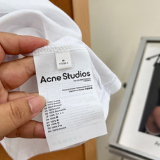 🆕 ACNE STUDIO 做旧正肩修身短袖T恤复古基调 + 品牌基因印花呈现出明显做旧感,字体边缘不规 🆕 ACNE STUDIO 做旧正肩修身短袖T恤复古基调 + 品牌基因印花呈现出明显做旧感,字体边缘不规