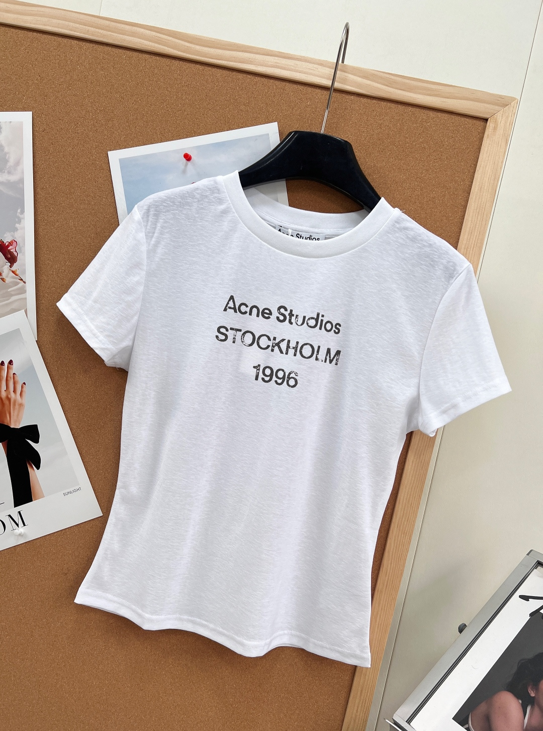 🆕 ACNE STUDIO 做旧正肩修身短袖T恤复古基调 + 品牌基因印花呈现出明显做旧感,字体边缘不规 🆕 ACNE STUDIO 做旧正肩修身短袖T恤复古基调 + 品牌基因印花呈现出明显做旧感,字体边缘不规