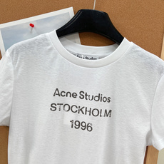 🆕 ACNE STUDIO 做旧正肩修身短袖T恤复古基调 + 品牌基因印花呈现出明显做旧感,字体边缘不规 🆕 ACNE STUDIO 做旧正肩修身短袖T恤复古基调 + 品牌基因印花呈现出明显做旧感,字体边缘不规