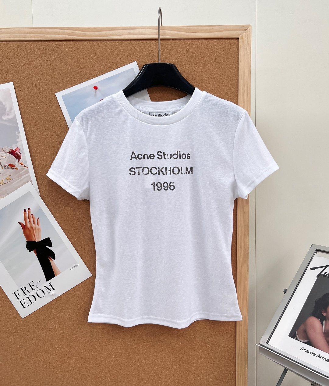 NO:798383,ACNE STUDIO 1996 distressed right-shoulder slim-fit short-sleeved T-shirt. Retro tone + brand gene. The printing shows a clear old feel. The edges of the font are irregular, with wear and mottled effects, as if it has been baptized by the years and is not a new and smooth printing state. This treatment weakens the sharpness and gives the T-shirt a retro casual atmosphere. It is in line with the current popular retro trend and adds a unique charm. The slightly loose right-shoulder round neck design is slim-fitting and is a style with just the right casual and fashionable feel.  The retro fashion letter print enhances the fun, and it is a versatile style with online looks. It can be used for commuting in the workplace or daily outings. The overall sense of relaxation and temperament ~ many bloggers are wearing a T, which is simple, fashionable and elegant. Each distressing treatment is done by hand, and the subtle color fading and wear marks cannot be copied. The ACNE STUDIO 1996 series is not a replica, but a redefinition of 'new and old'. Complete with three standards and two colors!  Size sml code,acne studios,dior,T-shirt,tees,t-shirt,19860909ACNE STUDIO 1996做旧正肩修身短袖T恤 复古基调 + 品牌基因 印花呈现出明显做旧感,字体边缘不规整,有磨损、斑驳效果,像是历经岁月洗礼,不是崭新平滑的印刷状态,这种处理弱化了锐利感,赋予T恤复古随性氛围,契合当下流行的复古风潮,增添独特韵味. 微松量正肩圆领设计,偏修身的,属于休闲时髦感刚刚好的款式 复古fashion的字母印花提升趣味性,颜值在线的百搭款 职场通勤／日常出街都拿捏 整体松弛感,敲有气质～很多博主都在穿的一款T,简约时尚又大气 每件做旧处理皆由手工完成,细微的色落与磨损痕迹无法复制.ACNE STUDIO 1996系列并非复刻,而是一次对‘新与旧’的重新定义.三标齐全,两色出！ 尺码sml 编码,,acne studios,dior,T-shirt,tees，t-shirt,,Women's clothing