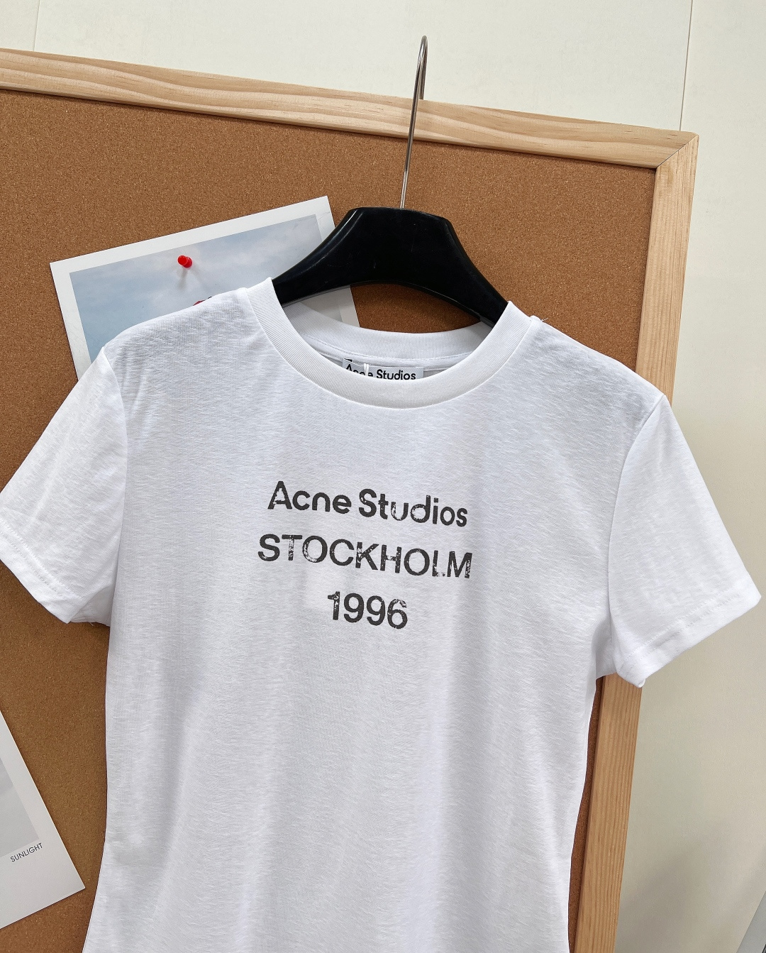 🆕 ACNE STUDIO 做旧正肩修身短袖T恤复古基调 + 品牌基因印花呈现出明显做旧感,字体边缘不规 🆕 ACNE STUDIO 做旧正肩修身短袖T恤复古基调 + 品牌基因印花呈现出明显做旧感,字体边缘不规