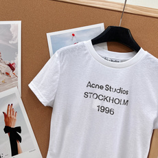 🆕 ACNE STUDIO 做旧正肩修身短袖T恤复古基调 + 品牌基因印花呈现出明显做旧感,字体边缘不规 🆕 ACNE STUDIO 做旧正肩修身短袖T恤复古基调 + 品牌基因印花呈现出明显做旧感,字体边缘不规