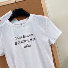 🆕 ACNE STUDIO 做旧正肩修身短袖T恤复古基调 + 品牌基因印花呈现出明显做旧感,字体边缘不规 🆕 ACNE STUDIO 做旧正肩修身短袖T恤复古基调 + 品牌基因印花呈现出明显做旧感,字体边缘不规