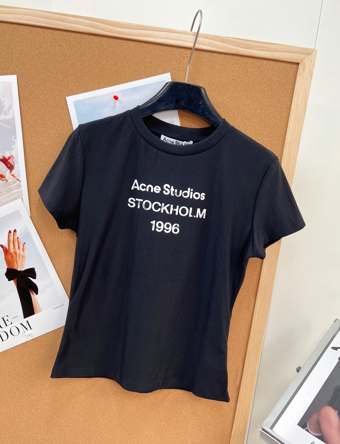 🆕 ACNE STUDIO 做旧正肩修身短袖T恤复古基调 + 品牌基因印花呈现出明显做旧感,字体边缘不规 🆕 ACNE STUDIO 做旧正肩修身短袖T恤复古基调 + 品牌基因印花呈现出明显做旧感,字体边缘不规