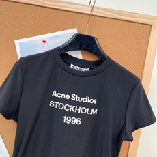 🆕 ACNE STUDIO 做旧正肩修身短袖T恤复古基调 + 品牌基因印花呈现出明显做旧感,字体边缘不规 🆕 ACNE STUDIO 做旧正肩修身短袖T恤复古基调 + 品牌基因印花呈现出明显做旧感,字体边缘不规