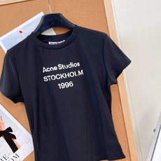 🆕 ACNE STUDIO 做旧正肩修身短袖T恤复古基调 + 品牌基因印花呈现出明显做旧感,字体边缘不规 🆕 ACNE STUDIO 做旧正肩修身短袖T恤复古基调 + 品牌基因印花呈现出明显做旧感,字体边缘不规